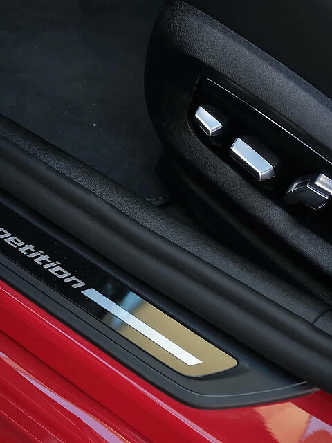 Der 29-J&auml;hrige beschleunigte den BMW "so stark, dass aus der Abgasanlage deutlich wahrnehmbare Knallger&auml;usche entstanden". (Symbolbild)