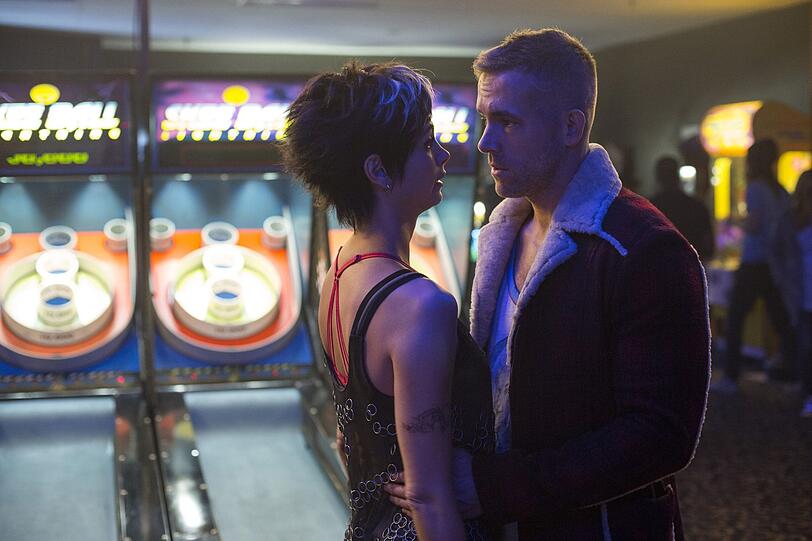 Ganz viel Amore: Die nymphomanisch veranlagte Vanessa (Morena Baccarin) und der hier noch relativ gutaussehende Wade (Ryan Reynolds) lieben einander sehr. Sie wollen gerne heiraten. Ganz viel Amore: Die nymphomanisch veranlagte Vanessa (Morena Baccarin) und der hier noch relativ gutaussehende Wade (Ryan Reynolds) lieben einander sehr. Sie wollen gerne heiraten.