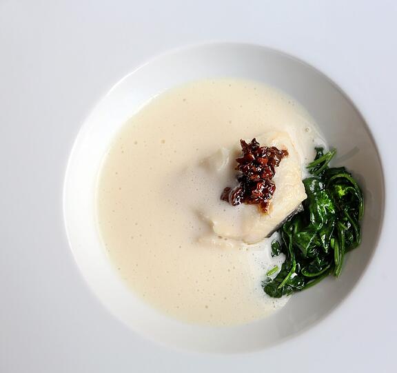 3. Gang: Heilbutt mit Olivenkrokant, Orangen-Pfefferbutter und Babyspinat