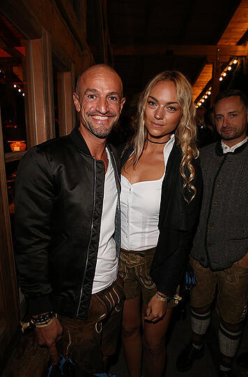 Modelagent Peyman Amin mit Begleitung.