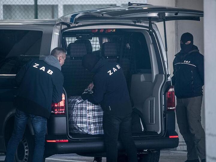 Mitarbeiter der Zentralen Ausländerbehörde entladen am Terminal 2 des Flughafens Frankfurt/Main das Gepäck eines Abschiebehäftlings. Die Abschiebungen sind umstritten, weil die Sicherheitslage in Afghanistan weiter angespannt ist.