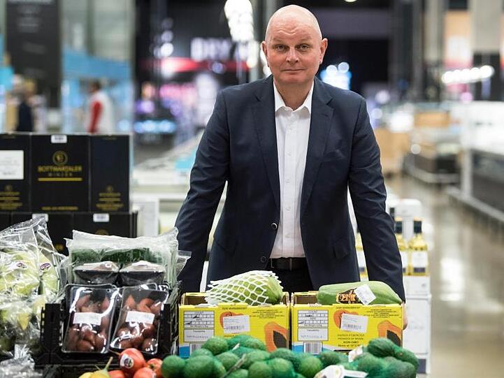 Metro Konzernchef Olaf Koch steht in einem Großmarkt de Unternehmens in Düsseldorf.