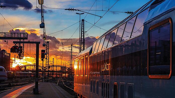 Der Luxon-Waggon steht am Münchner Hauptbahnhof.