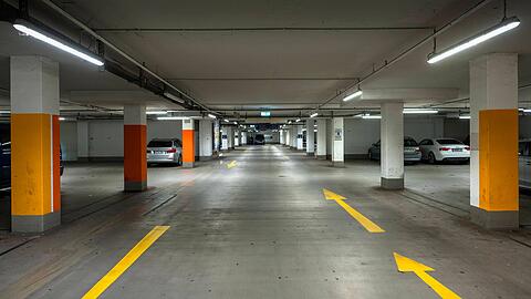 Drei Unbekannte haben einen 33-Jährigen in eine Falle gelockt und dabei 7.000 Euro erbeutet. (Symbolbild)