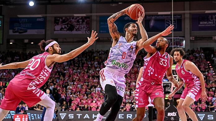 Mit 18 Punkten Bayerns Topscorer beim 82:81 in Bonn: Nick Weiler-Babb (M.).