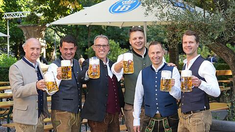 Stolze Braumeister: (v.l.) Rainer Kansy (Hacker-Pschorr), Bernd Kräußel (Löwenbräu), Christian Dahncke (Paulaner), Friedrich Geiger (Spaten), Andreas Brunner (Augustiner) und Sebastian Utz (Hofbräu).
