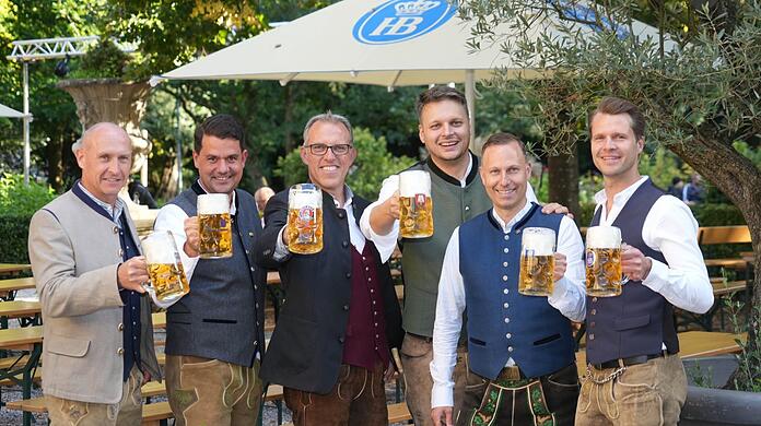Stolze Braumeister: (v.l.) Rainer Kansy (Hacker-Pschorr), Bernd Kräußel (Löwenbräu), Christian Dahncke (Paulaner), Friedrich Geiger (Spaten), Andreas Brunner (Augustiner) und Sebastian Utz (Hofbräu).