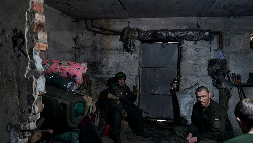 Ukrainische Soldaten ruhen sich in einem Unterstand in Bachmut aus. Ukrainische Soldaten ruhen sich in einem Unterstand in Bachmut aus.