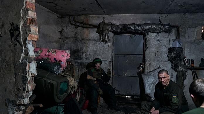 Ukrainische Soldaten ruhen sich in einem Unterstand in Bachmut aus.