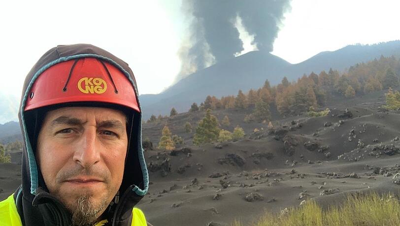 Der Münchner Vulkanforscher Ulrich Küppers 2021 auf La Palma: Hinter ihm spuckt der Tajogaite todbringende Lava, Gas und Asche. Der Münchner Vulkanforscher Ulrich Küppers 2021 auf La Palma: Hinter ihm spuckt der Tajogaite todbringende Lava, Gas und Asche.