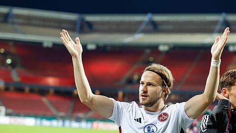 Doppel-Torschütze Felix Lohkemper vom 1.FC Nürnberg jubelt nach einem Sieg.