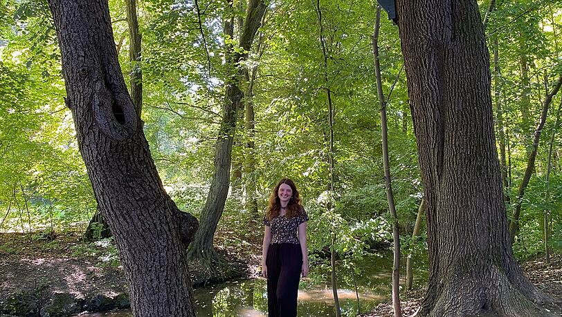 Die Münchner Fledermaus-Expertin Lorena Heilmaier unter den neuen Fledermauskästen. Während ihres Studiums hat sie für eine wissenschaftliche Studie zur Virenübertragung bei Fledermäusen in Panama etliche Flattertiere eingefangen und untersucht. Die Münchner Fledermaus-Expertin Lorena Heilmaier unter den neuen Fledermauskästen. Während ihres Studiums hat sie für eine wissenschaftliche Studie zur Virenübertragung bei Fledermäusen in Panama etliche Flattertiere eingefangen und untersucht.