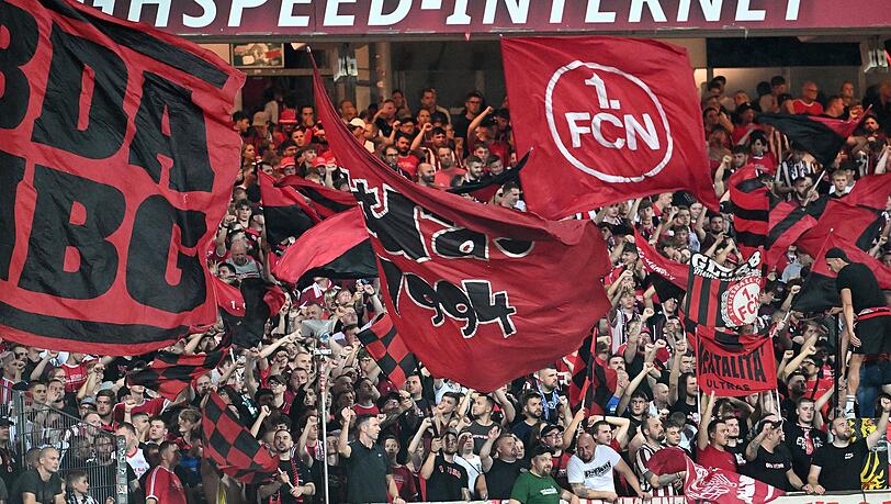 Fans des 1. FC Nürnberg feiern im Max-Morlock-Stadion. (Archivfoto)