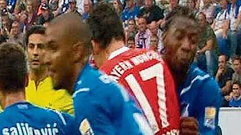 Mark van Bommel checkt den Hoffenheimer Vorsah. Der Ball ist ganz woanders.