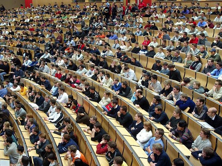Hörsaal an der Karlsruher Universität Fridericiana