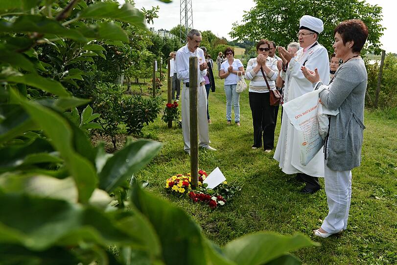 Blumen, Gebete und Kerzen: Angehörige an der Absturzstelle in Überlingen.