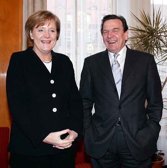 Geburtstag: Angela Merkel wird 60 Jahre alt! Hier gibt's die kultigsten Merkel-Fotos zum Durchklicken...