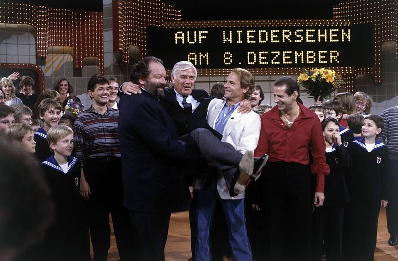 80er Jahre: Bei der TV-Sendung "Auf Los gehts los" wird Blacky Fuchsberger von Bud Spence und Terence Hill getragen.