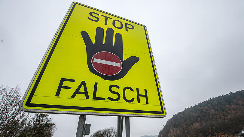 Schilder warnen Autofahrer davor, auf die falsche Fahrbahn zu fahren.