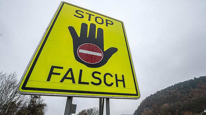 Schilder warnen Autofahrer davor, auf die falsche Fahrbahn zu fahren.