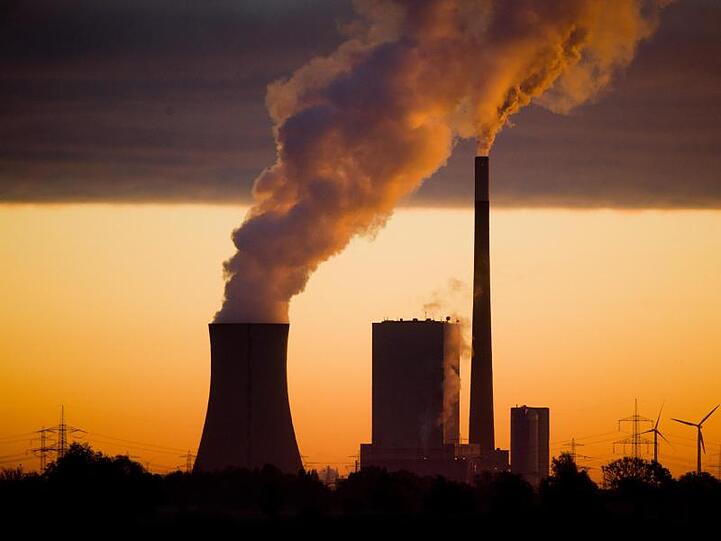 Kohlekraftwerk in Niedersachsen. Die Europäische Union will den Ausstoß an Treibhausgasen in der EU bis 2030 im Vergleich zu 1990 um 40 Prozent senken. Laut Schätzungen müssten dafür jährlich etwa 180 Milliarden Euro klimafreundlich investiert werden.