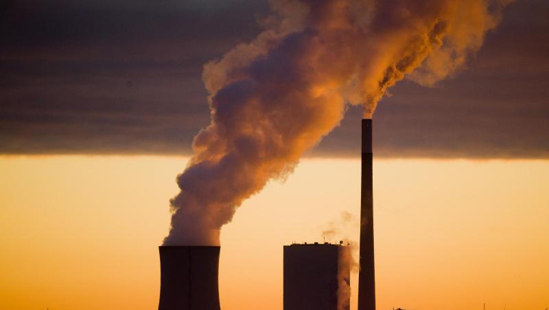 Kohlekraftwerk in Niedersachsen. Die Europäische Union will den Ausstoß an Treibhausgasen in der EU bis 2030 im Vergleich zu 1990 um 40 Prozent senken. Laut Schätzungen müssten dafür jährlich etwa 180 Milliarden Euro klimafreundlich investiert werden. Kohlekraftwerk in Niedersachsen. Die Europäische Union will den Ausstoß an Treibhausgasen in der EU bis 2030 im Vergleich zu 1990 um 40 Prozent senken. Laut Schätzungen müssten dafür jährlich etwa 180 Milliarden Euro klimafreundlich investiert werden.