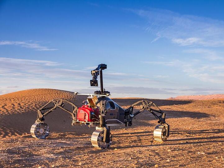Ein Rover mit Technik für Weltraumeinsätze an Bord fährt während eines Testlaufes durch die Sahara.