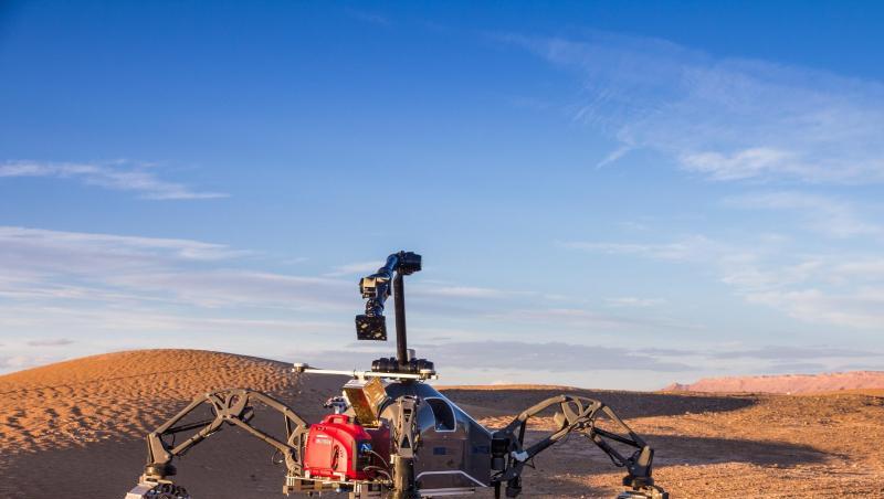 Ein Rover mit Technik für Weltraumeinsätze an Bord fährt während eines Testlaufes durch die Sahara. Ein Rover mit Technik für Weltraumeinsätze an Bord fährt während eines Testlaufes durch die Sahara.