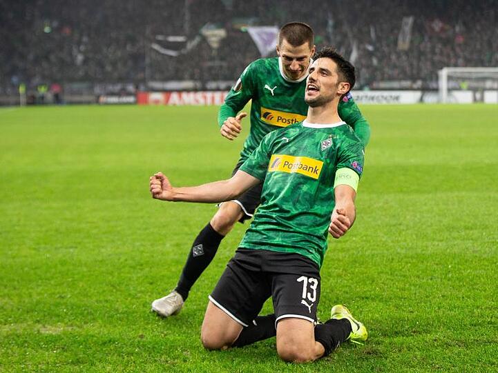 Gladbachs Lars Stindl (r) jubelt mit Stefan Lainer über sein Tor zum 1:0 gegen den Wolfsberger AC.