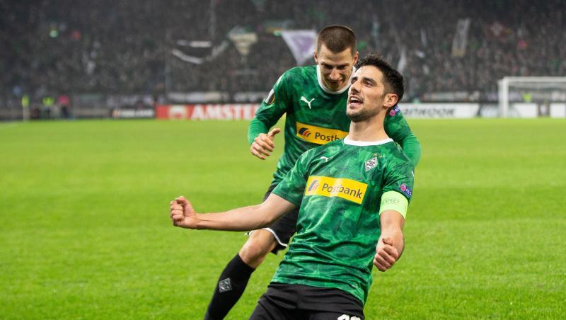 Gladbachs Lars Stindl (r) jubelt mit Stefan Lainer über sein Tor zum 1:0 gegen den Wolfsberger AC. Gladbachs Lars Stindl (r) jubelt mit Stefan Lainer über sein Tor zum 1:0 gegen den Wolfsberger AC.
