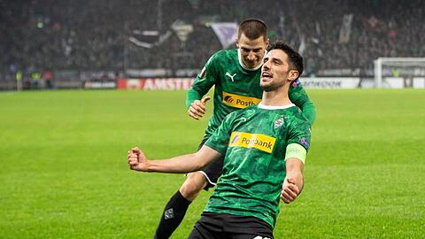 Gladbachs Lars Stindl (r) jubelt mit Stefan Lainer über sein Tor zum 1:0 gegen den Wolfsberger AC.