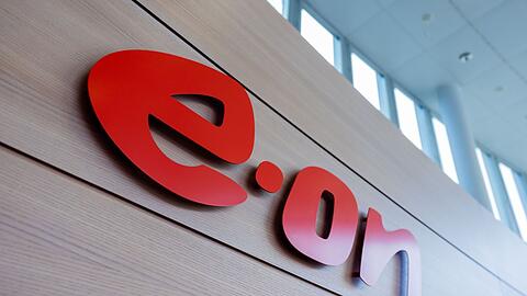 Blick auf das Logo in der Konzernzentrale des Energiekonzerns eon.