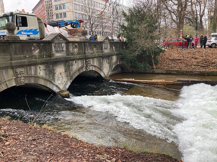 Kies soll die Eisbachwelle zurückbringen.