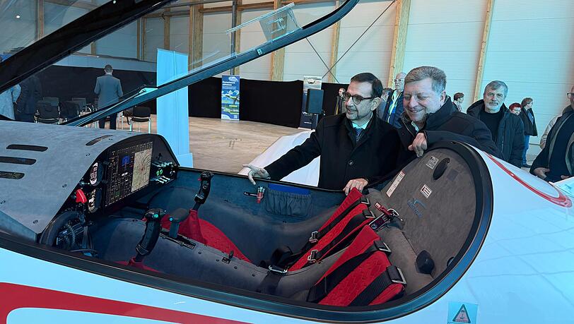 Christian Bernreiter (r.) schaut bei dem Termin in Augsburg erst neugierig ins Flugzeuginnere und wird später auch darin Platz nehmen. Christian Bernreiter (r.) schaut bei dem Termin in Augsburg erst neugierig ins Flugzeuginnere und wird später auch darin Platz nehmen.