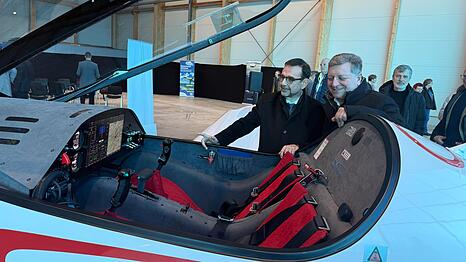 Christian Bernreiter (r.) schaut bei dem Termin in Augsburg erst neugierig ins Flugzeuginnere und wird sp&auml;ter auch darin Platz nehmen.