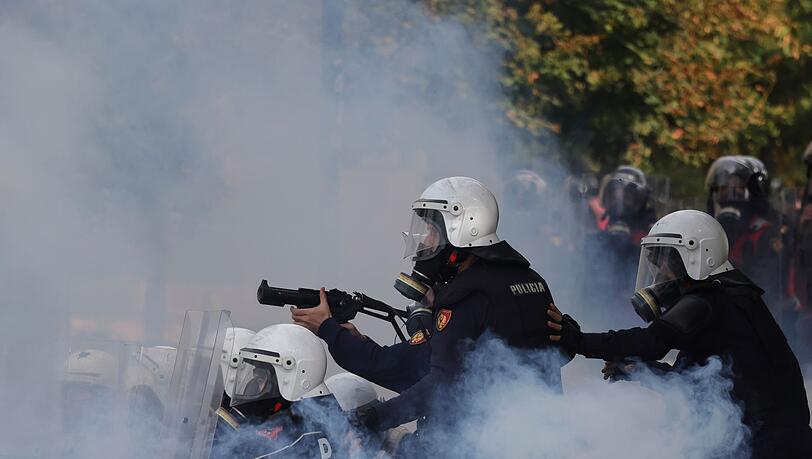 Polizisten in Albaniens Hauptstadt Tirana setzte Tränengas gegen Demonstranten ein. Polizisten in Albaniens Hauptstadt Tirana setzte Tränengas gegen Demonstranten ein.