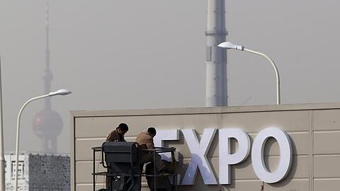 Arbeiter legen letzte Hand an einen Pavillon der Expo