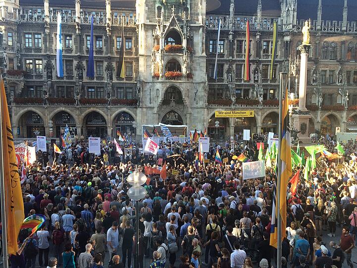 Hunderte demonstrieren gegen die Bagida-Kundgebung.