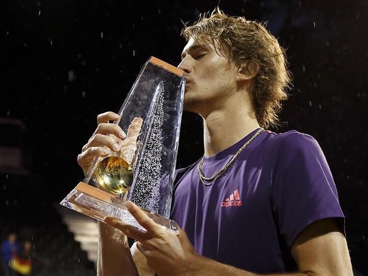 Alexander Zverev küsst die Trophäe nach seinem Turniersieg in Genf.