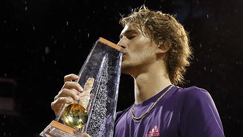 Alexander Zverev küsst die Trophäe nach seinem Turniersieg in Genf.