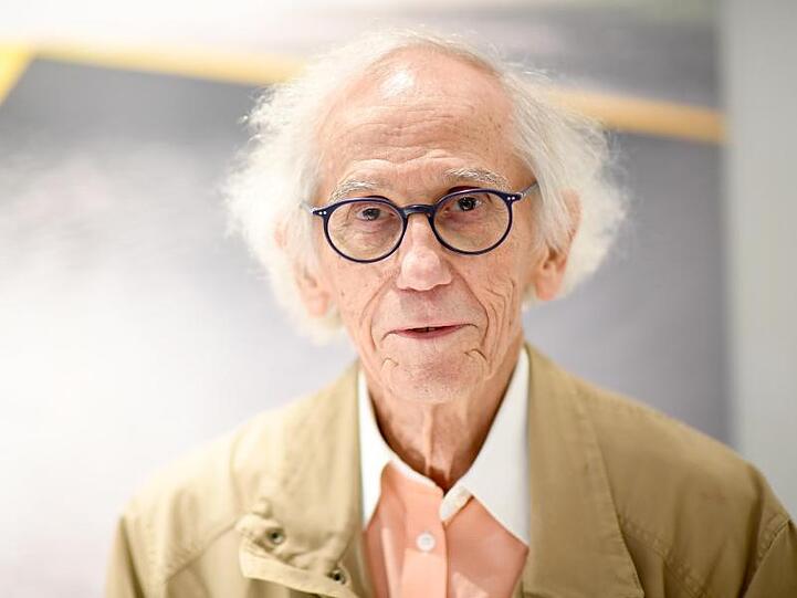 Der verstorbene Verhüllungskünstler Christo wird in Paris geehrt.