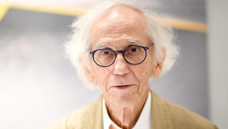 Der verstorbene Verhüllungskünstler Christo wird in Paris geehrt. Der verstorbene Verhüllungskünstler Christo wird in Paris geehrt.