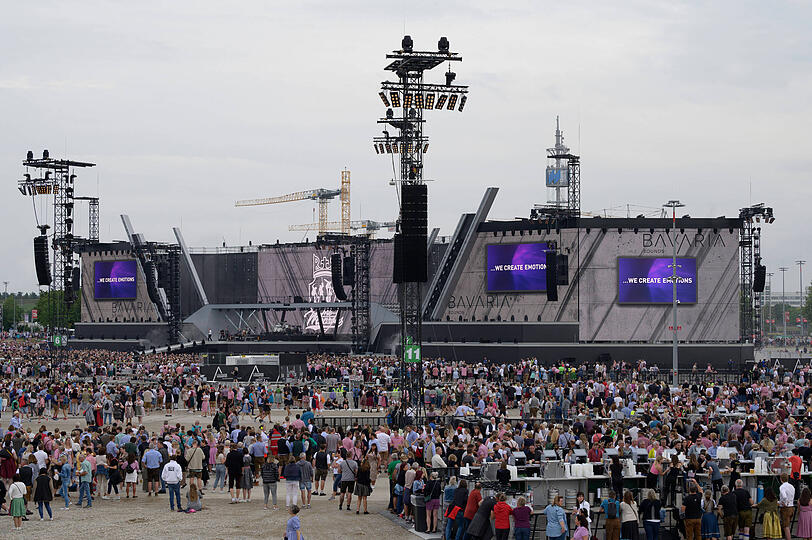 Vor dem Open-Air-Konzert füllt sich der Platz vor der Mega-Bühne.