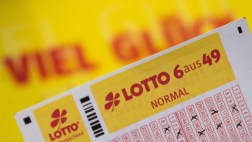 Ein Lottoschein mit der Aufschrift "Lotto 6 aus 49".