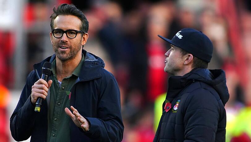 Seit 2020 besitzen die Schauspieler den Fußballverein Wrexham AFC.