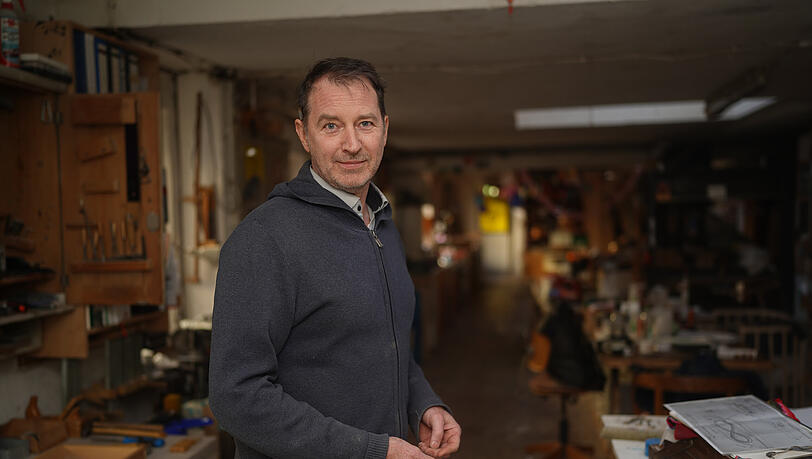 Der Schreiner Tobias Pahl in seiner Werkstatt am G&auml;rtnerplatz. Im April bekam er die K&uuml;ndigung f&uuml;r die R&auml;ume in der Reichenbachstra&szlig;e 10. F&uuml;r den Handwerker steht fest: Mit dem Auszug legt er den Beruf endg&uuml;ltig nieder.