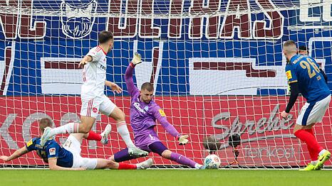 N&uuml;rnbergs Julian Justvan (2.v.l) trifft zum 1:0.
