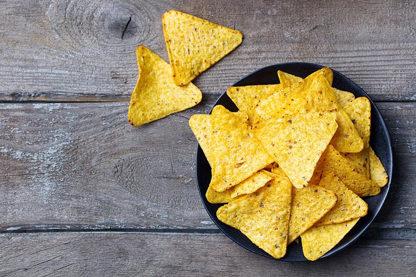 Nachos sind nicht nur ein idealer Party-Snack, sondern auch eine ausgefallene Lasagne-Zutat. Dafür werden die Lasagneplatten gegen Nachos ausgetauscht. Als Sauce bietet sich eine klassische Bolognese oder Tomaten-Paprika-Sauce an, die schichtweise mit den Nachos in eine Ofenform gefüllt wird. Dazu passt Crème fraîche und Goudakäse. Nach circa 30 Minuten im Ofen ist die Nachos-Lasagne servierbereit. Nachos sind nicht nur ein idealer Party-Snack, sondern auch eine ausgefallene Lasagne-Zutat. Dafür werden die Lasagneplatten gegen Nachos ausgetauscht. Als Sauce bietet sich eine klassische Bolognese oder Tomaten-Paprika-Sauce an, die schichtweise mit den Nachos in eine Ofenform gefüllt wird. Dazu passt Crème fraîche und Goudakäse. Nach circa 30 Minuten im Ofen ist die Nachos-Lasagne servierbereit.