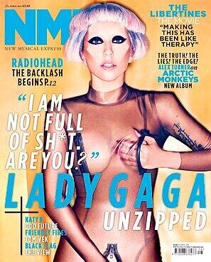 Warum nicht gleich ganz nackt? Für die britische Musikzeitschrift NME posierte die 25-Jährige Lady Gaga jetzt nur mit einem dünnen, komplett durchsichtigen Bodysuit. Auch sonst zeigt sich die schräge Pop-Diva in heißen Outfits. Die Bilder.