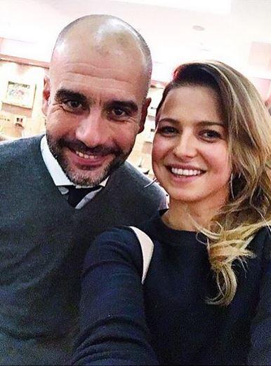 Hier schießt die gebürtige Polin ein Selfie mit dem Bayern-Trainer Pep Guardiola